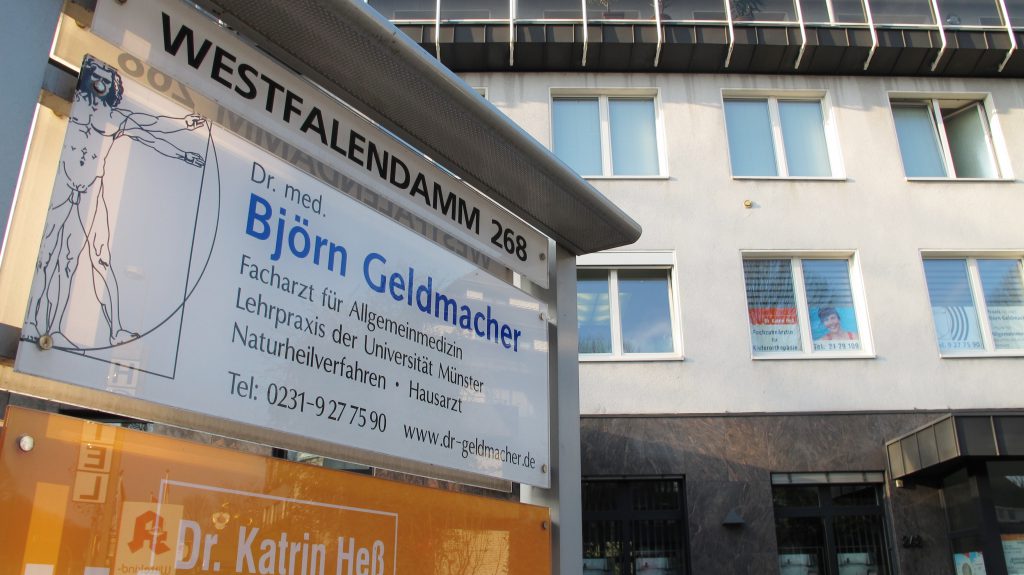 Schild am Westfalendamm mit Eingang zur Praxis Dr. med. Björn Geldmacher in Dortmund