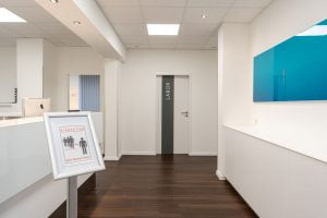 Eingangsbereich der Praxis Dr. med. Björn Geldmacher am Westfalendamm in Dortmund