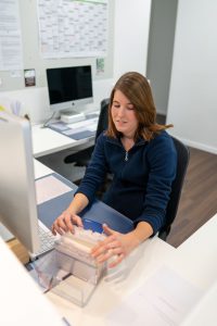 Sarina Kubatsky am Empfang der Praxis Dr. med. Björn Geldmacher am Westfalendamm in Dortmund