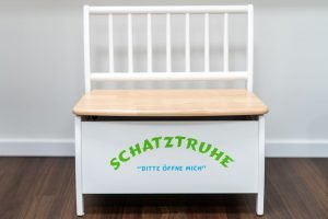 Schatztruhe "Bitte öffne mich" für Kinder im Wartezimmer in der Praxis Dr. med. Björn Geldmacher am Westfalendamm in Dortmund