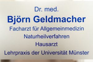 Eingangsschild der Praxis Dr. med. Björn Geldmacher am Westfalendamm in Dortmund