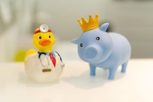 Sparschweinchen am Empfang der Praxis Dr. med. Björn Geldmacher am Westfalendamm in Dortmund
