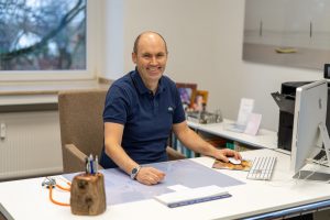 Dr. med. Björn Geldmacher im Sprechzimmer seiner Praxis am Westfalendamm in Dortmund